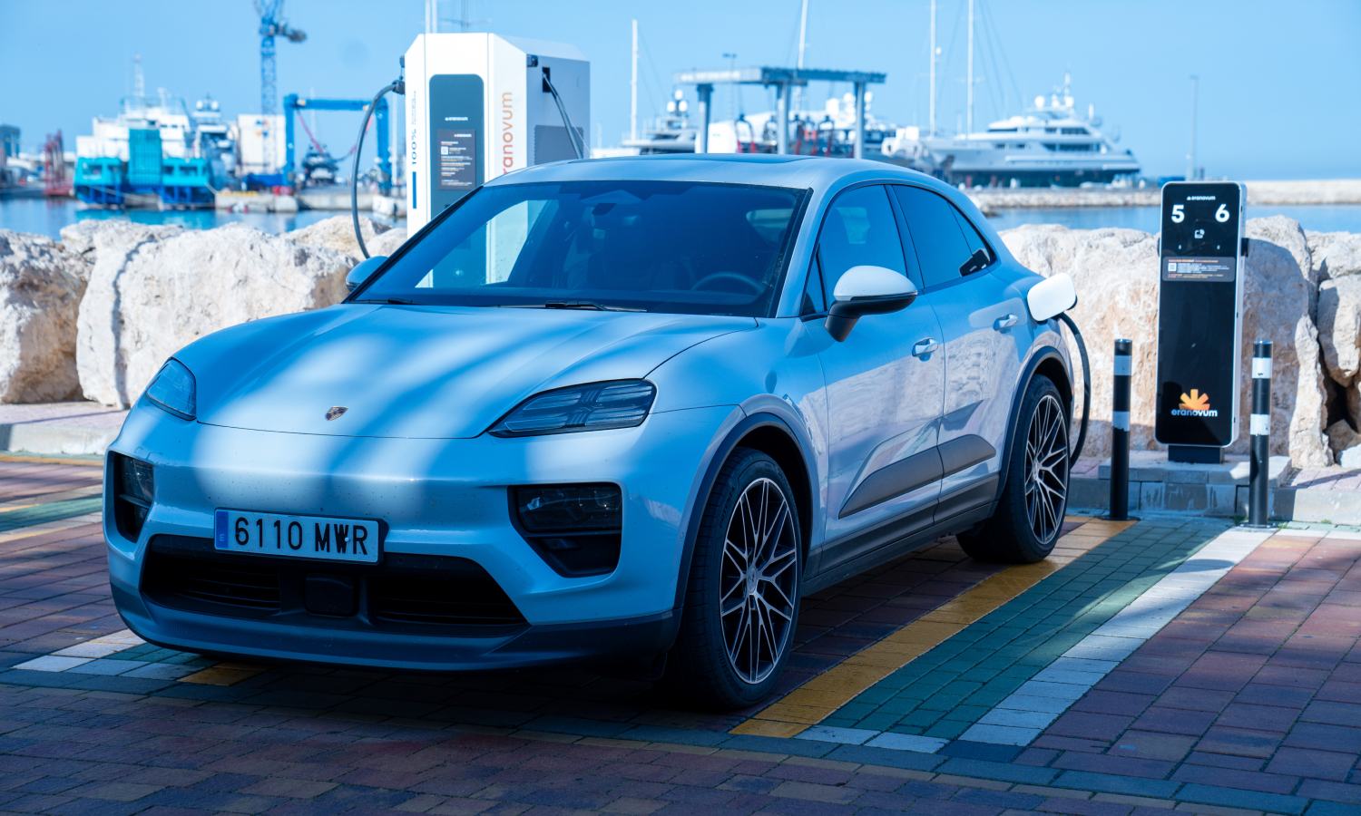 Coches eléctricos aparcados en la calle durante el verano