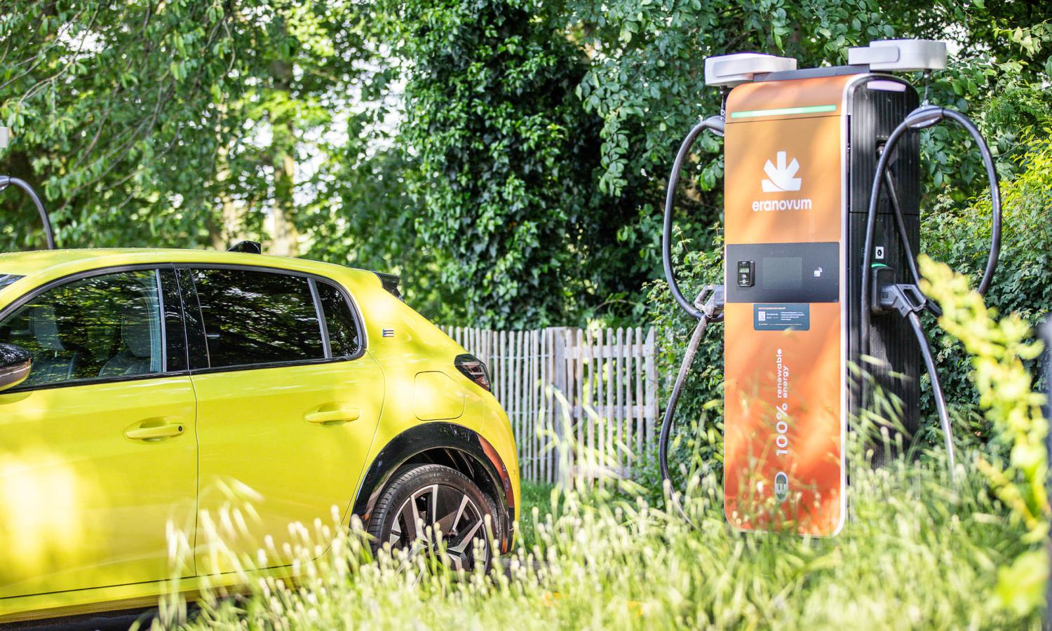 Un coche eléctrico aparcado