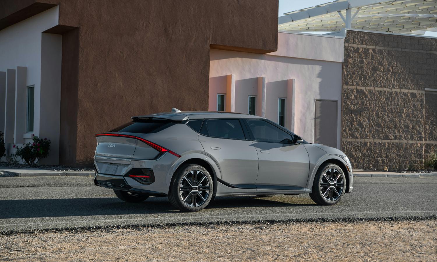 Un coche eléctrico aparcado