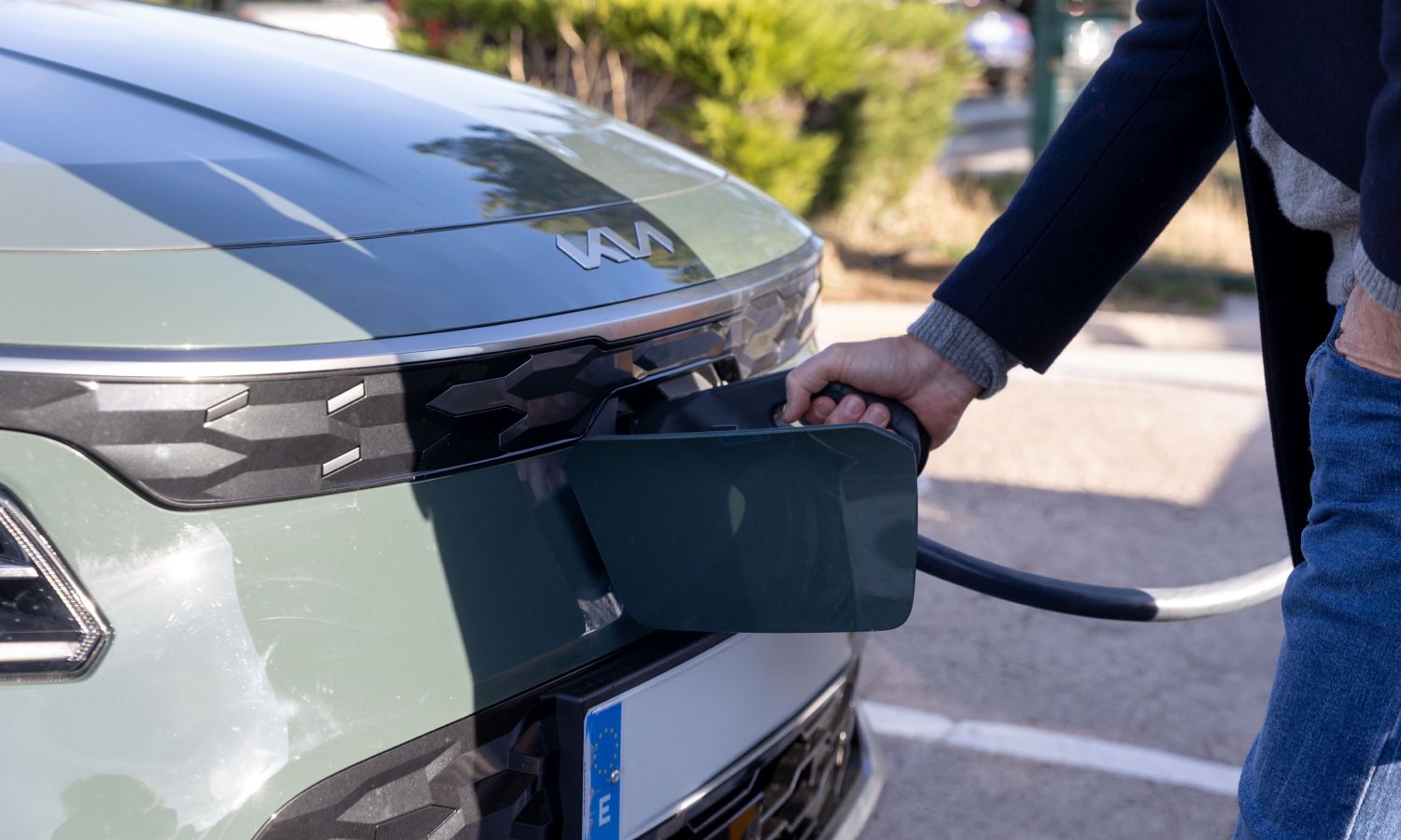 Coche eléctrico cargando en un enchufe normal de casa