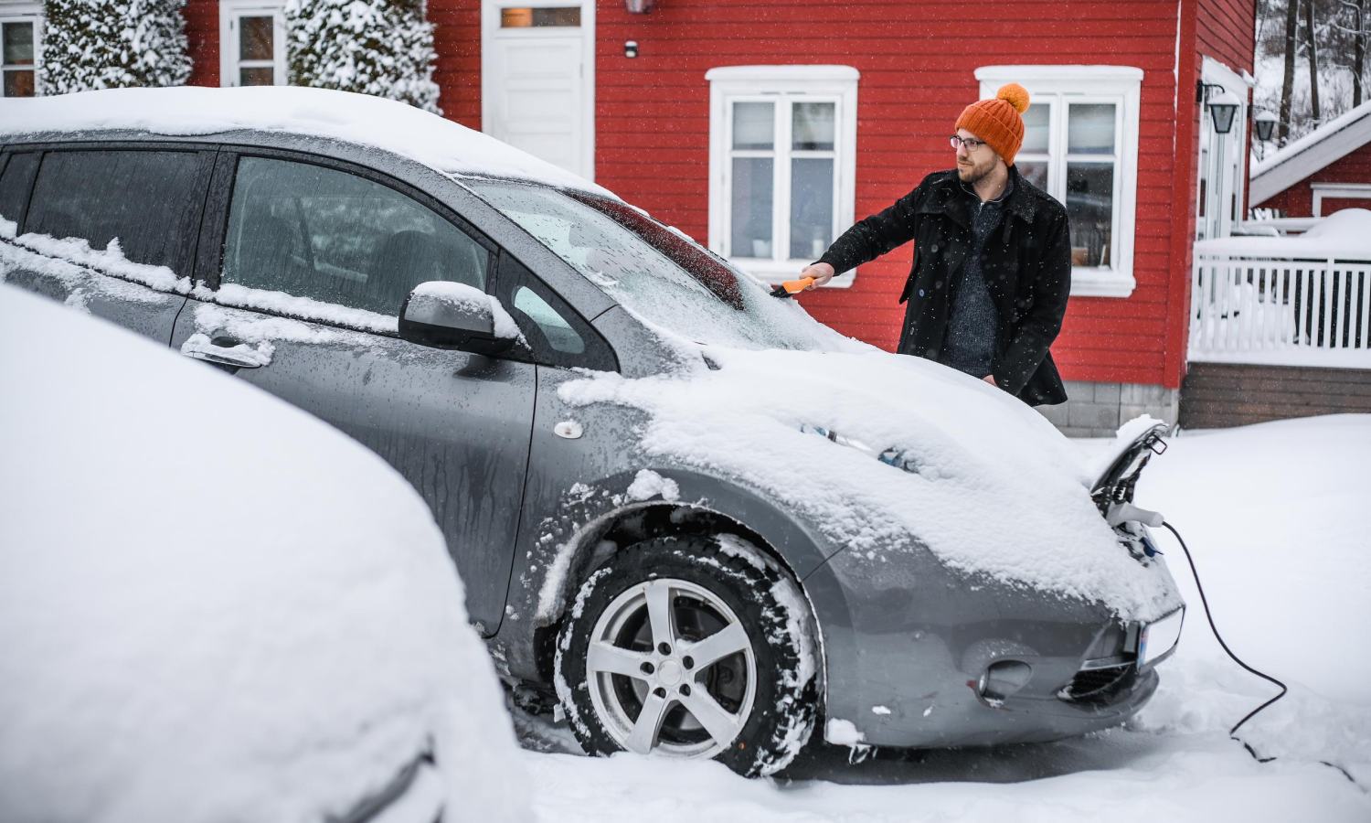 Coches eléctricos aparcados en la calle durante el invierno