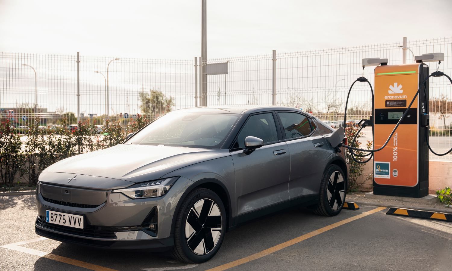 Le nombre estimé de kilomètres qu’une voiture électrique peut parcourir sans recharge dépend du type de conduite : en ville ou sur autoroute.