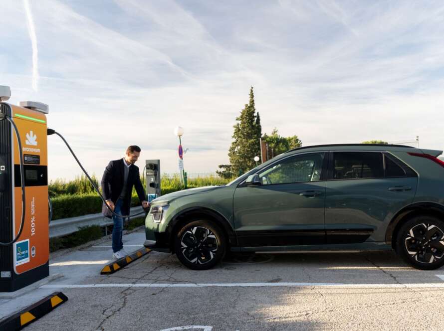 Coche eléctrico recargando en un punto de carga de Eranovum